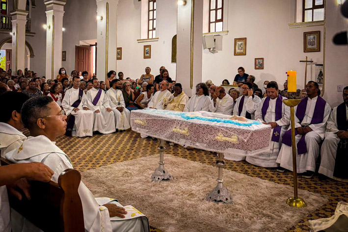 Mairi foi marcada de profunda comoção, fé e esperança na ressurreição, durante Missa de Corpo Presente do Padre Alfredo