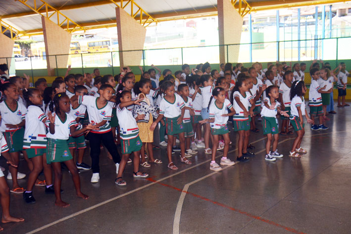 Semana da Criança: estudantes da Escola Maria Edna participam de aula de dança em Baixa Grande