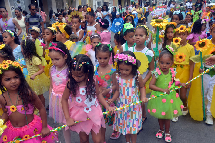 Cores, vida e encanto da natureza marcam o Desfile da Primavera do Colégio Evandro Miranda, em Baixa Grande